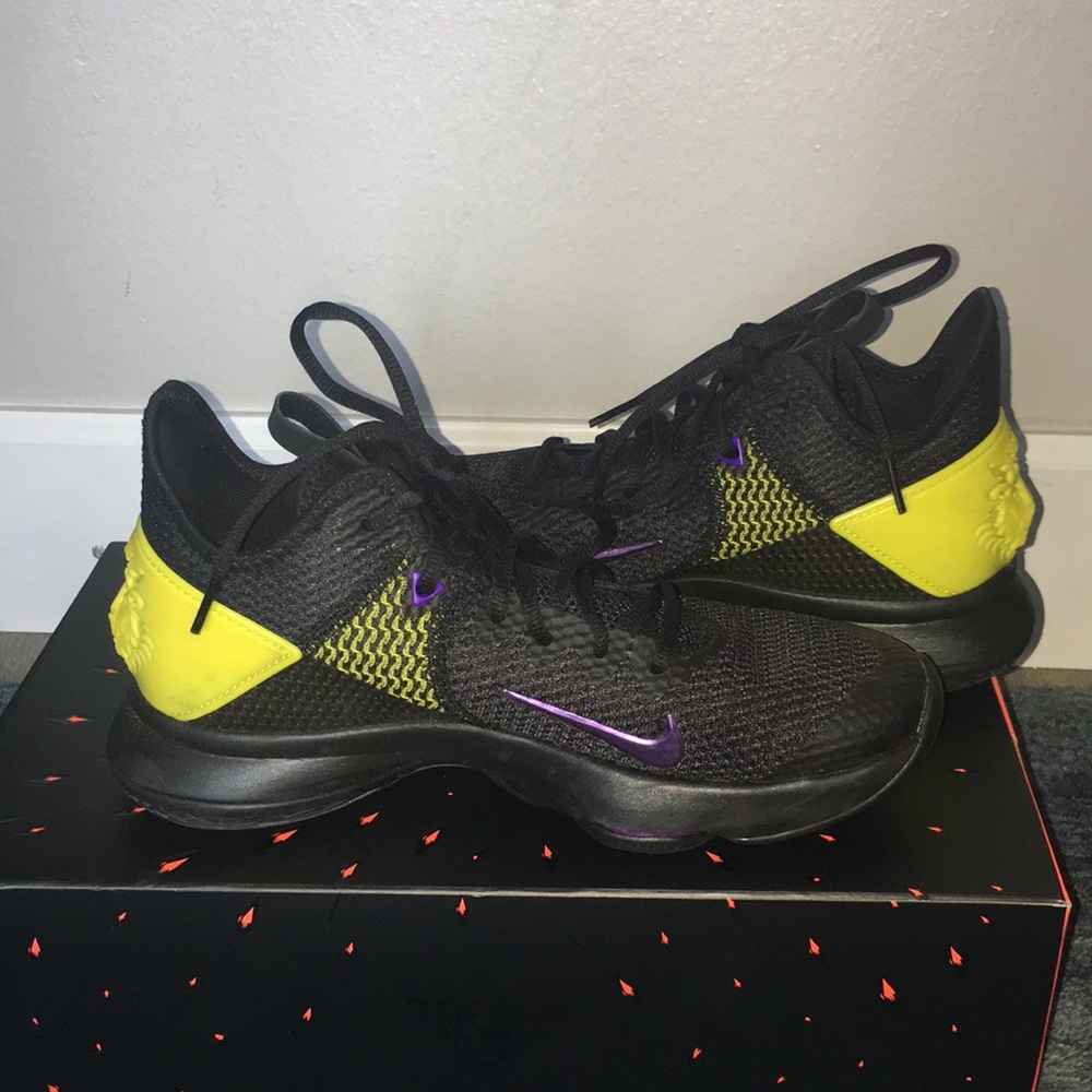 NIKE LeBron James basketball shoes size 7.5